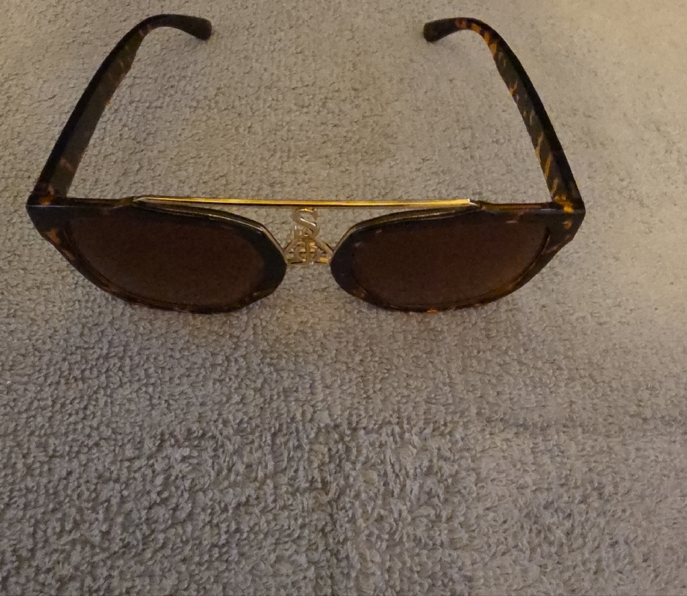 Stylish Tortoise Shell Sunglasses - Picture 3 of 5